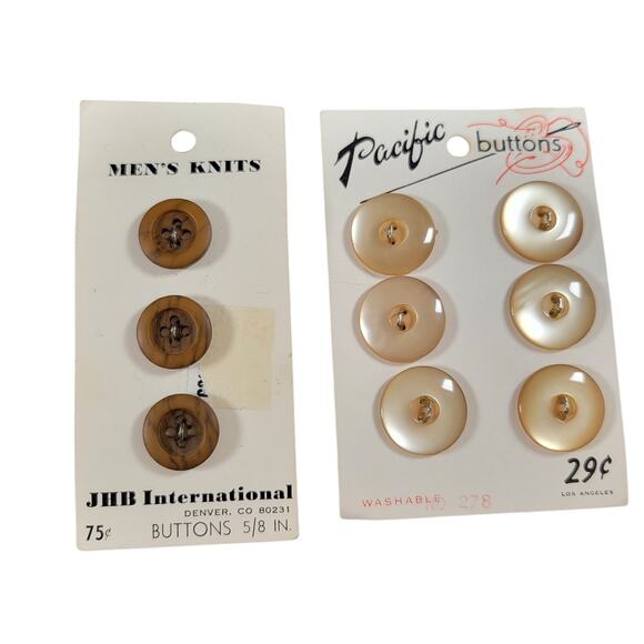 Lot of Vintage Mixed Buttons La Mode, Le Chic, Streamline & More on Cards - Picture 4 of 14